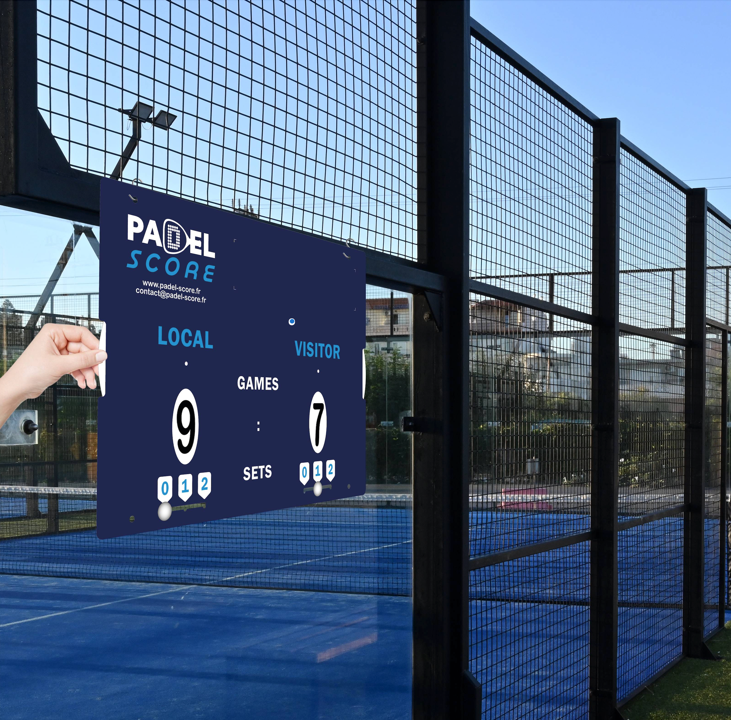 Panneau de score fixé sur la grille avec une main qui change le score